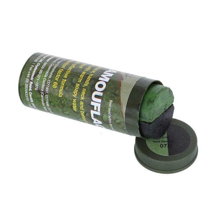 Guscio di marcatore paintball mimetico verde con un contenitore cilindrico su sfondo bianco