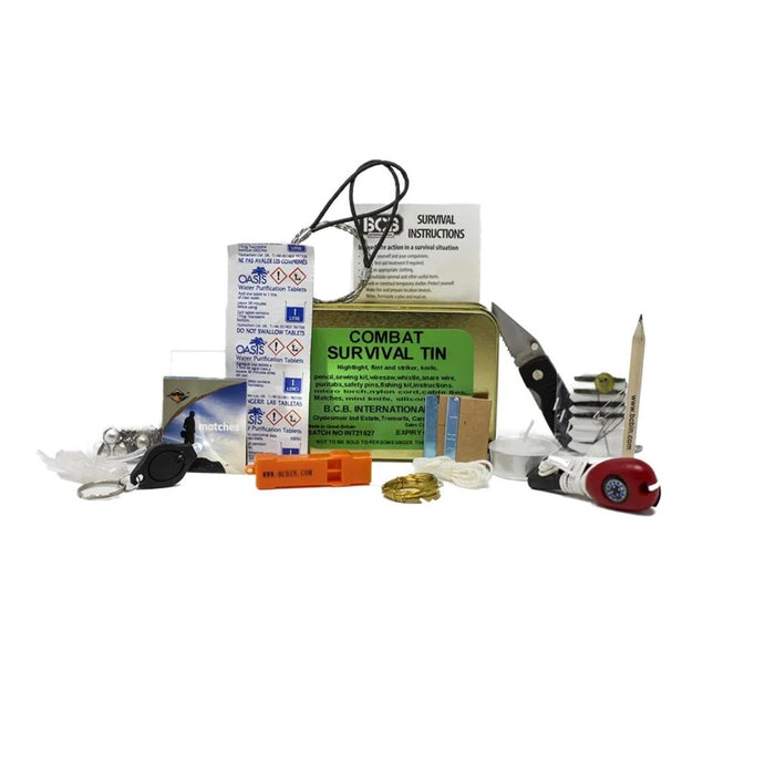 Kit di sopravvivenza al combattimento con vari oggetti su sfondo bianco