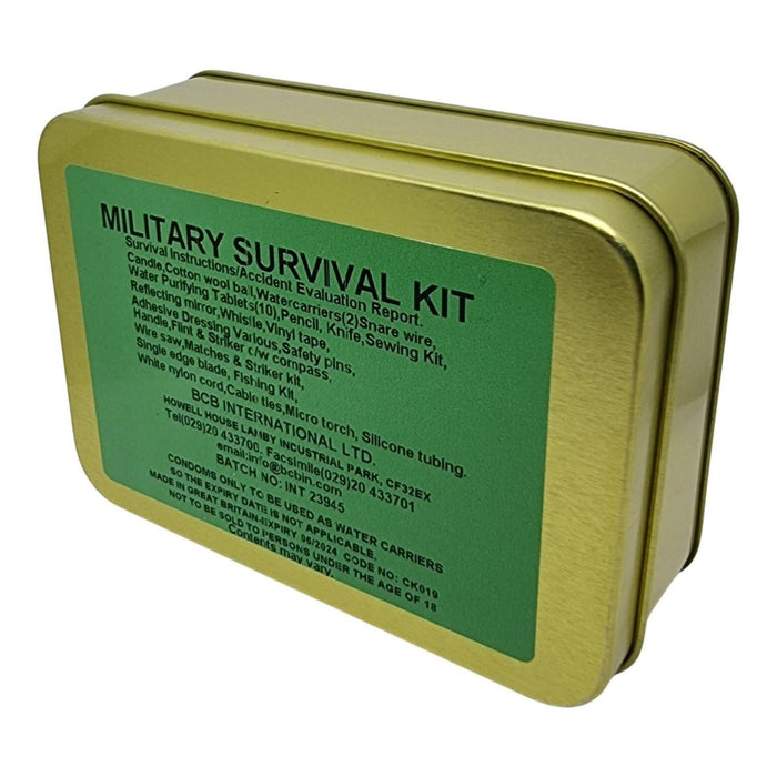 Scatola in metallo dorato con etichetta verde denominata "Kit di sopravvivenza militare" su sfondo bianco