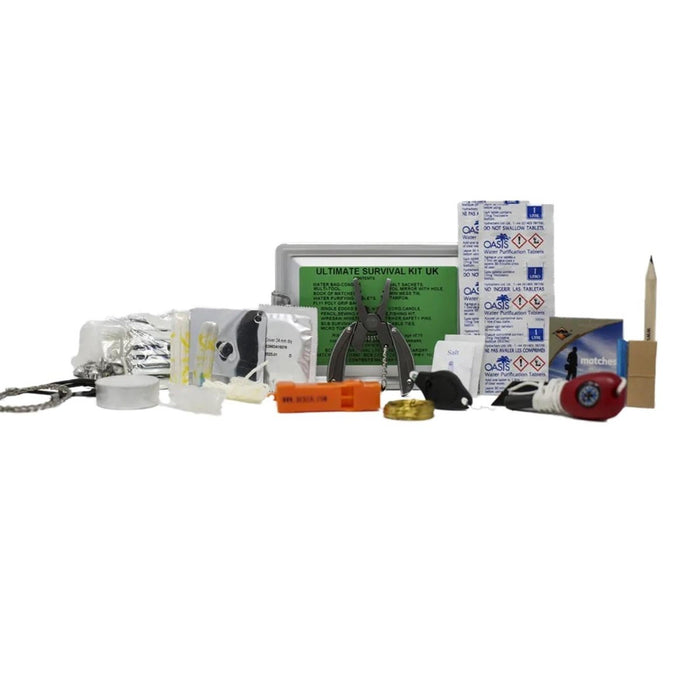 Raccolta di articoli del kit di sopravvivenza su sfondo bianco