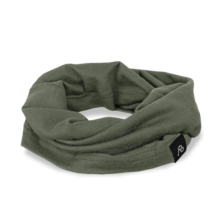 Ghetta verde sul collo con logo del marchio su sfondo bianco