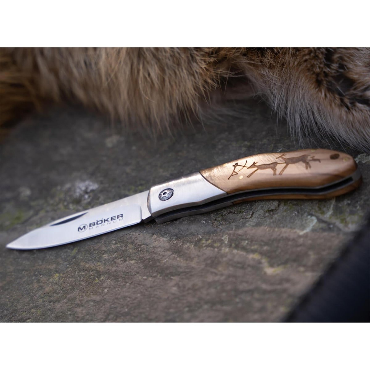 Coltello tascabile BOKER Caveman Steel 440A in acciaio non rivestito con manico in legno decorato