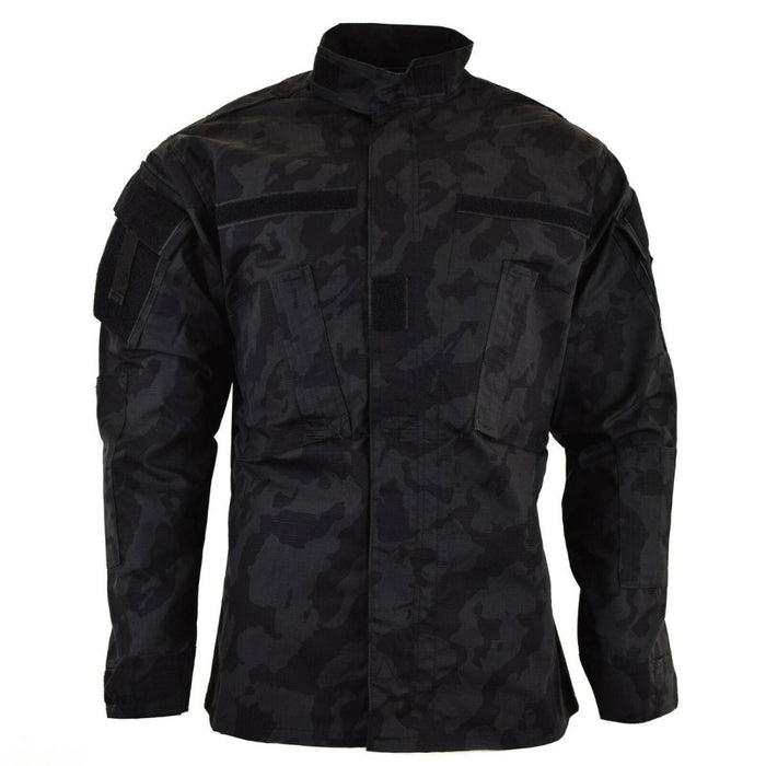 Giacca da combattimento di marca in stile militare in tessuto ACU ripstop con motivo mimetico notturno e tasche multiple.