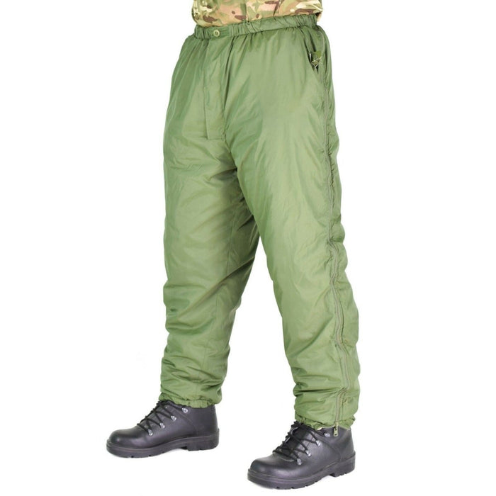 Pantaloni termici reversibili dell'esercito britannico in verde, progettati per il freddo e le condizioni esterne estreme.