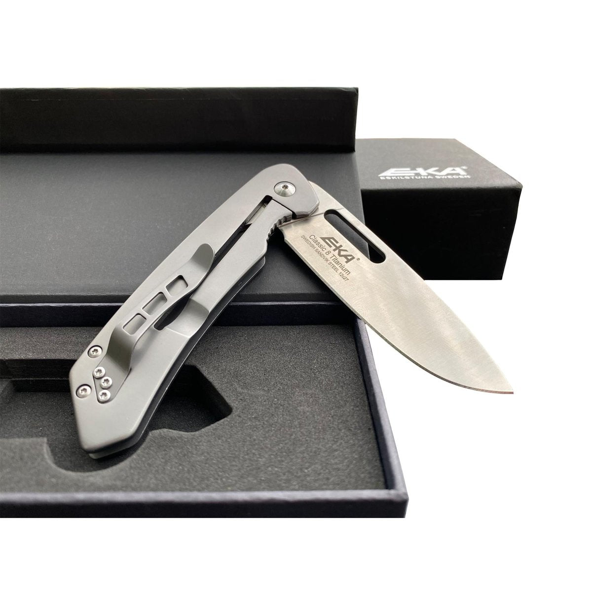 Coltello tascabile EKA Brand Swedish Classic 8 manico in titanio lama in acciaio 57 HRC