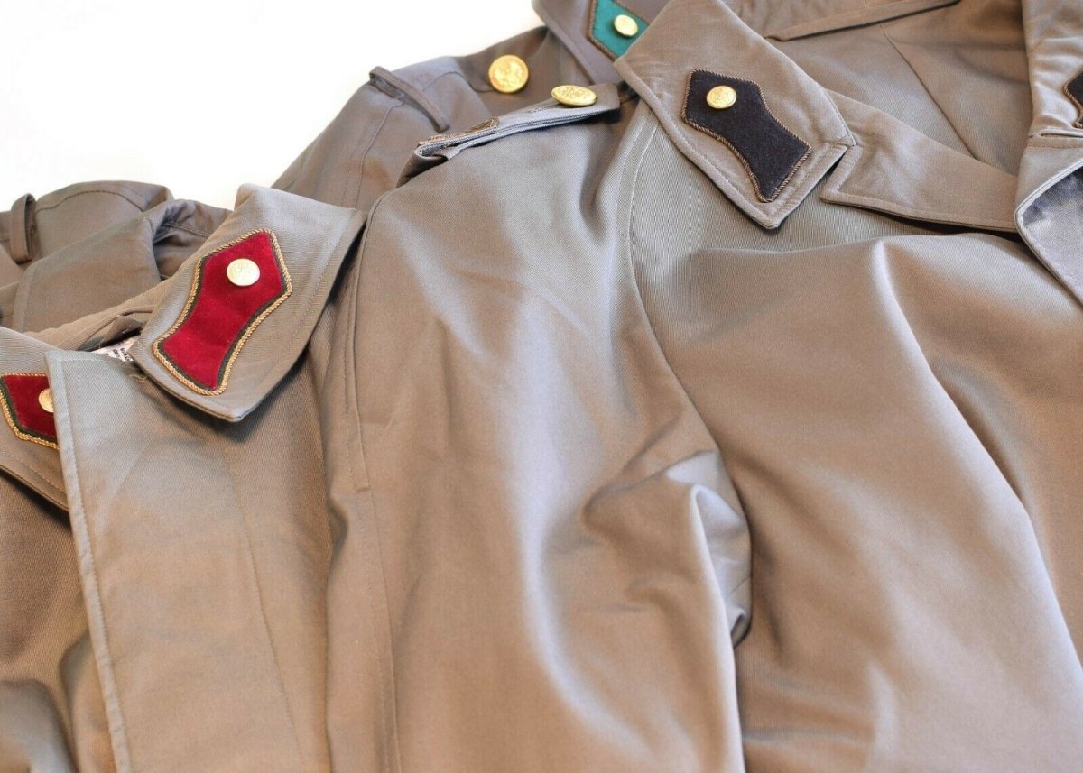 Guida Guida grigia del trench di cappotto dell'esercito austriaco autentico