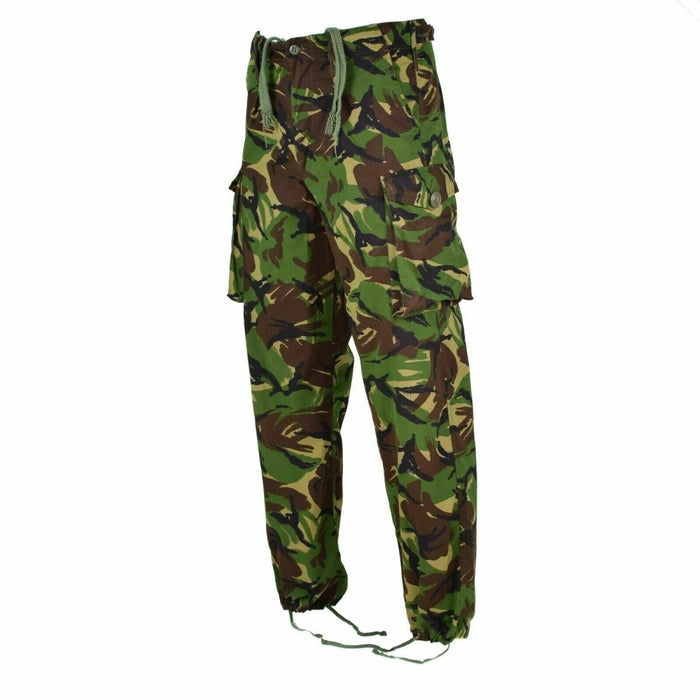 Pantaloni da combattimento DPM originali dell'esercito britannico con mimetica boschiva, ginocchia rinforzate, vita regolabile e tasche cargo.