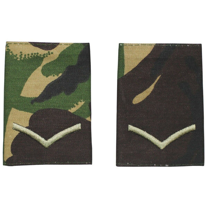 Coppia di autentici spallacci del caporale dell'esercito britannico in tessuto mimetico DMP con insegne di grado ricamate.