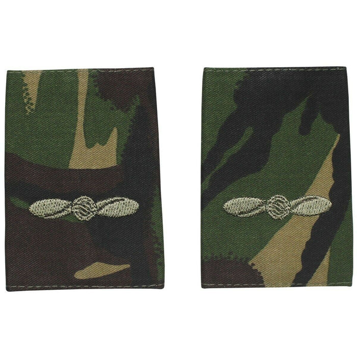 Coppia di autentici spallacci mimetici dell'esercito britannico con insegne Leading Aircraftman ricamate in filo d'argento