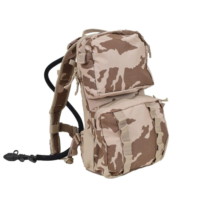 Zaino idrico militare ceco in mimetica desertica con vescica da 3 litri e sistema molle per uso esterno