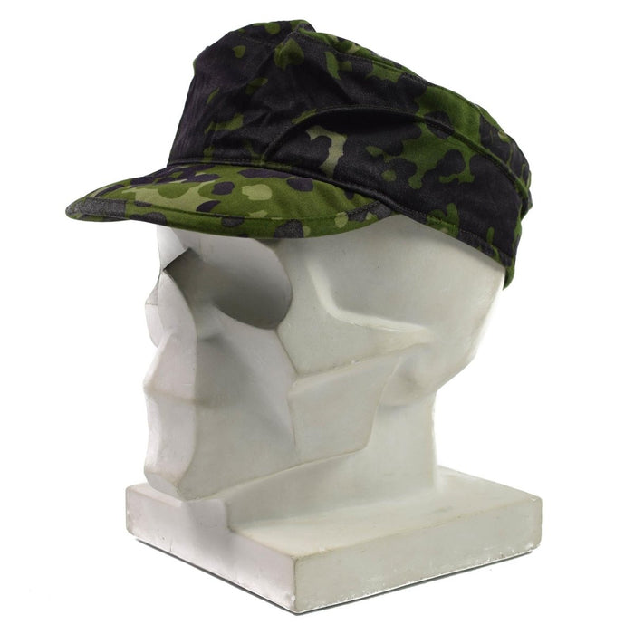 Berretto da campo autentico dell'esercito danese in mimetica M84 Flecktarn con visiera, progettato per il comfort e la protezione solare.