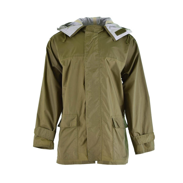 Giacca impermeabile originale dell'esercito danese verde oliva con cappuccio, polsini regolabili, patta antivento e tasche frontali.