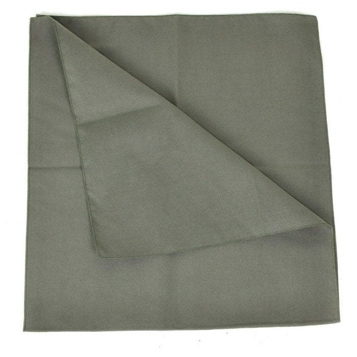 Tessuto verde piegato su sfondo bianco