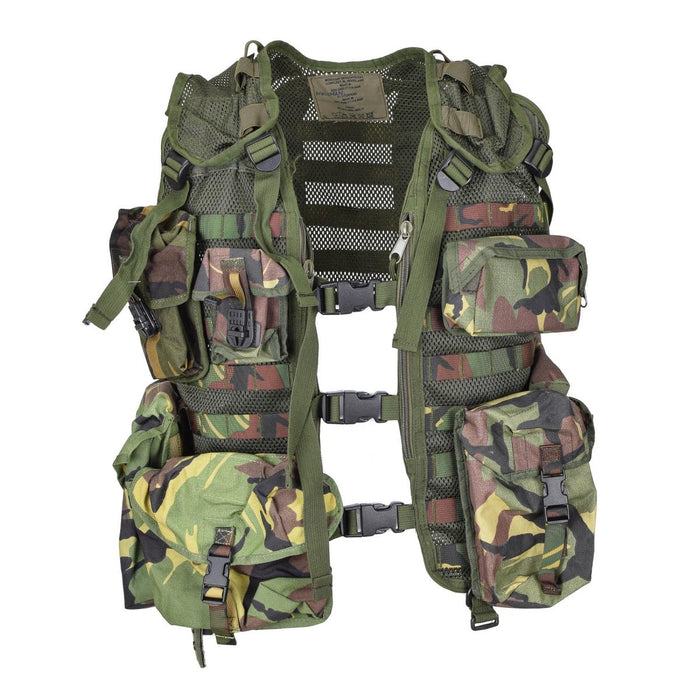 Gilet tattico militare olandese con 7 tasche MOLLE modulari in mimetica DMP boschiva, design traspirante e regolabile.