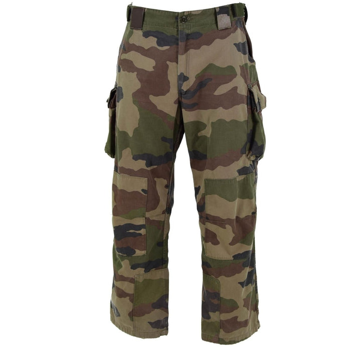 Pantaloni da combattimento mimetici FELIN CCE originali dell'esercito francese realizzati con resistente tessuto ripstop e caratteristiche di vestibilità regolabile.