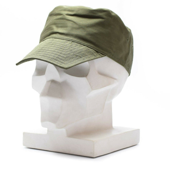 Berretto da campo F1 leggero dell'esercito francese verde oliva con visiera e fori di ventilazione visualizzati sulla testa del manichino bianco