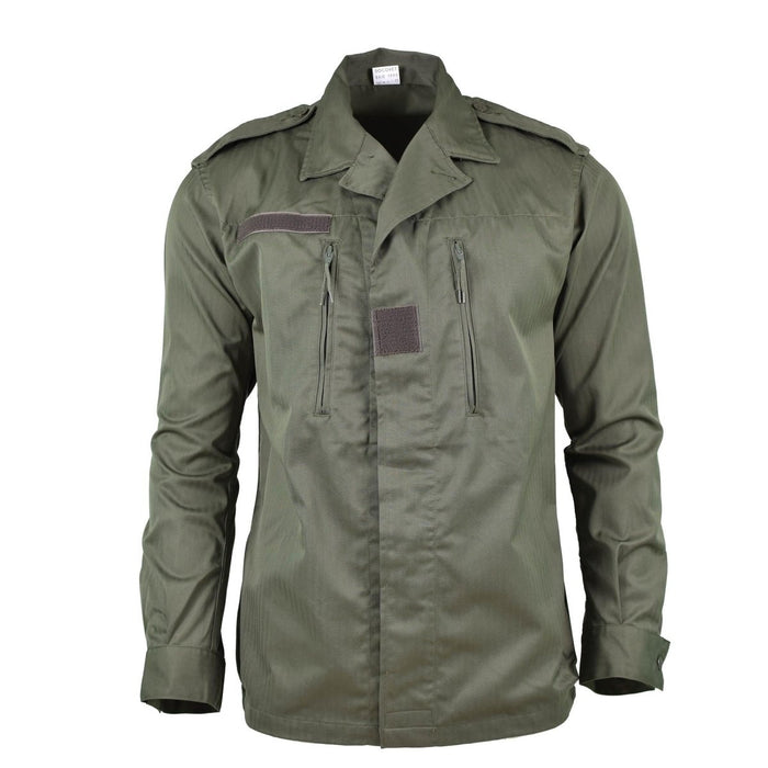 Vera giacca da combattimento verde oliva F2 dell'esercito francese con tasche con cerniera, polsini regolabili, spalline e design militare resistente.
