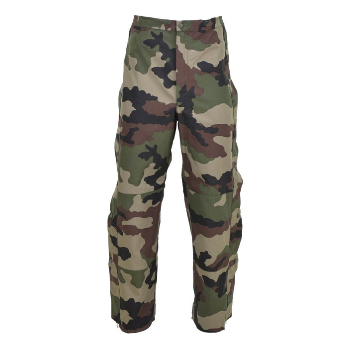 Pantaloni antipioggia impermeabili in trilaminato autentico dell'esercito francese con motivo mimetico CCE e bretelle regolabili per una vestibilità sicura.