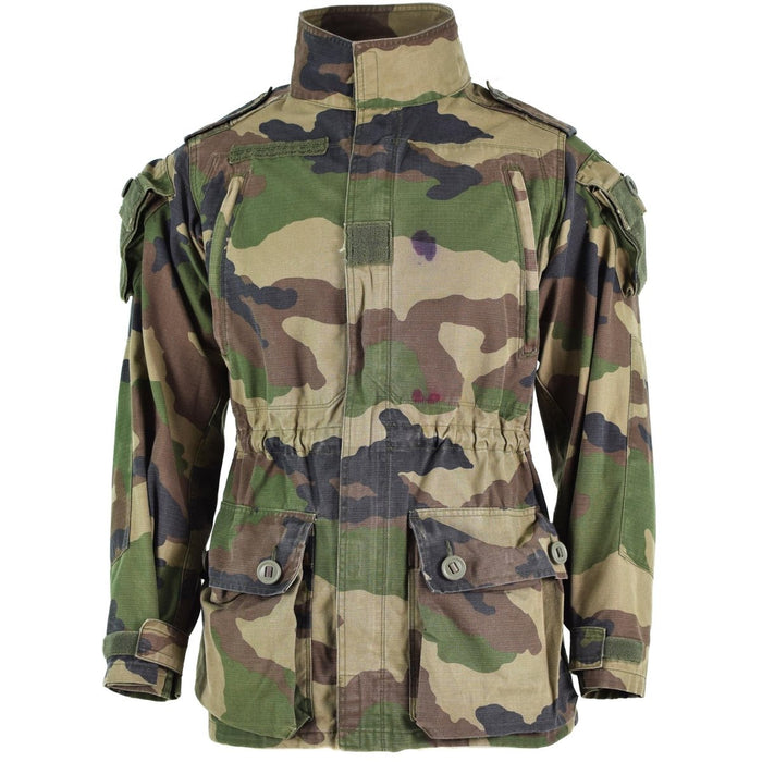 Giacca Smock autentica dell'esercito francese in mimetica CCE con gomiti rinforzati, vestibilità regolabile e tasche multiple per uso tattico.