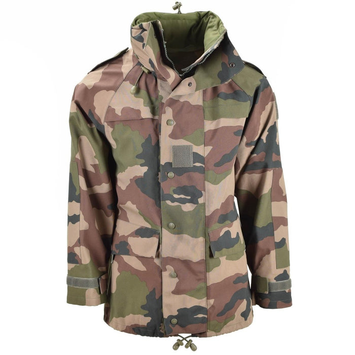 Giacca mimetica in trilaminato impermeabile dell'esercito francese autentico con cappuccio, patta antivento, tasche multiple e vestibilità regolabile.