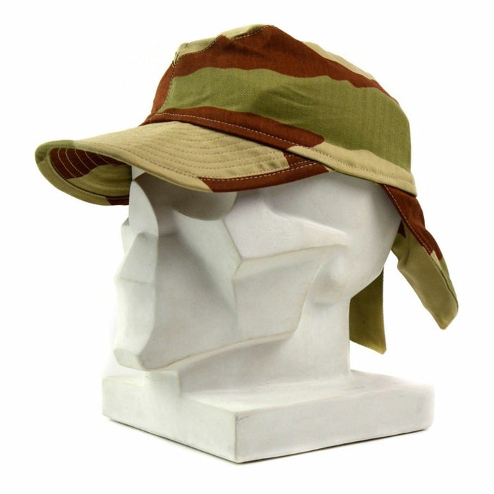 Berretto da combattimento mimetico nel deserto dell'esercito francese con design a coda di rondine e patta regolabile sul collo sulla testa del manichino bianco