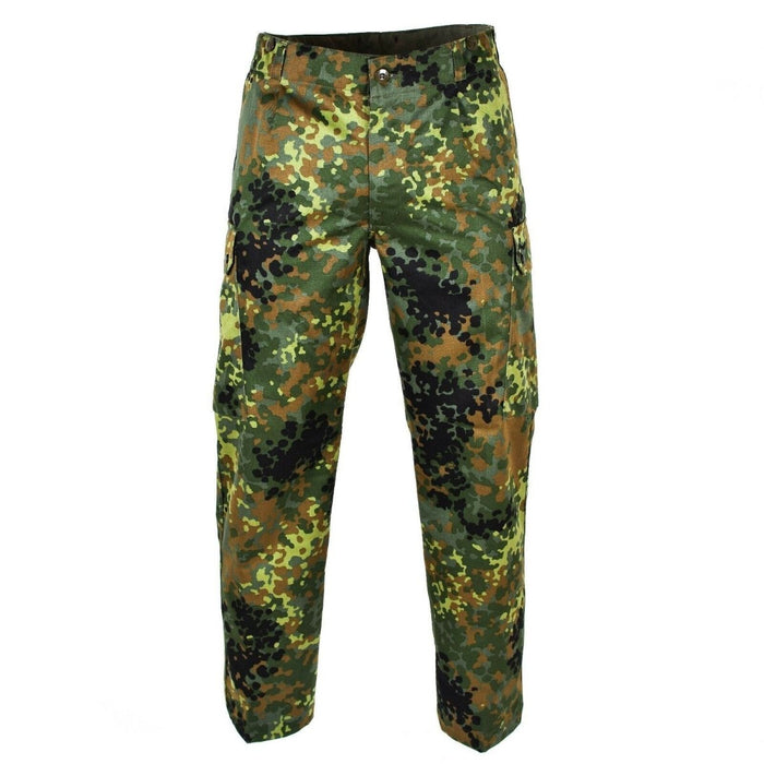Pantaloni da campo mimetici Flecktarn dell'esercito tedesco con tasche cargo e tessuto resistente per uso militare.
