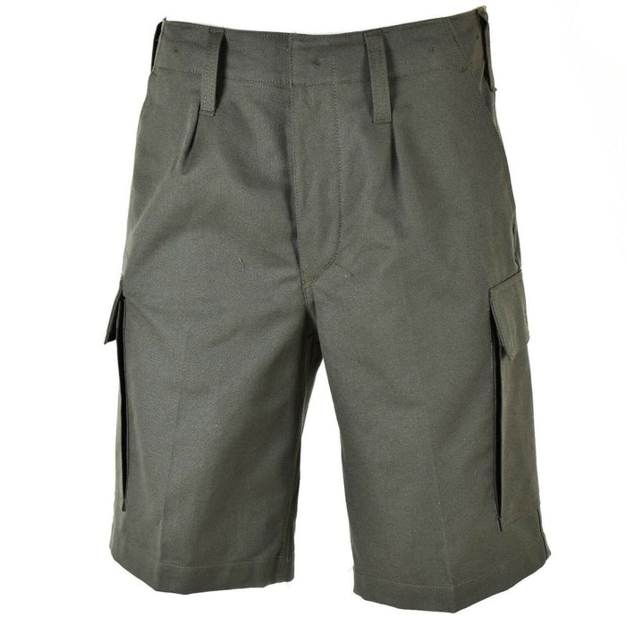 Autentici pantaloncini cargo in fustagno verde oliva dell'esercito tedesco con tessuto resistente e tasche multiple per uso esterno.