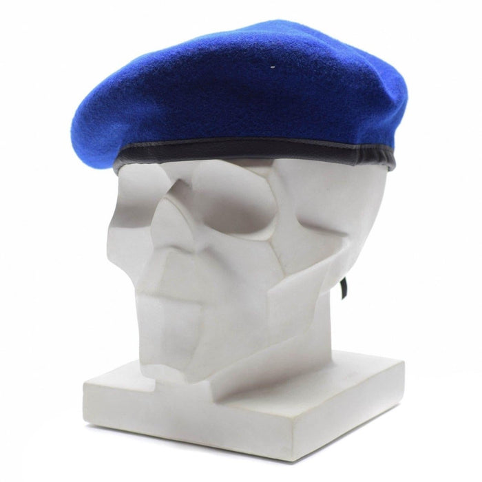 Berretto in vera lana blu reale militare tedesca su una testa di manichino bianco con fascia di finitura in pelle nera.