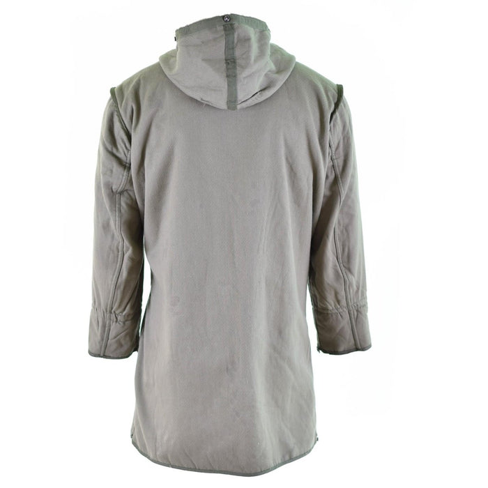 Vista posteriore di un vero e proprio parka dell'esercito tedesco, cappotto lungo in eccedenza militare con cappuccio e fodera invernale.
