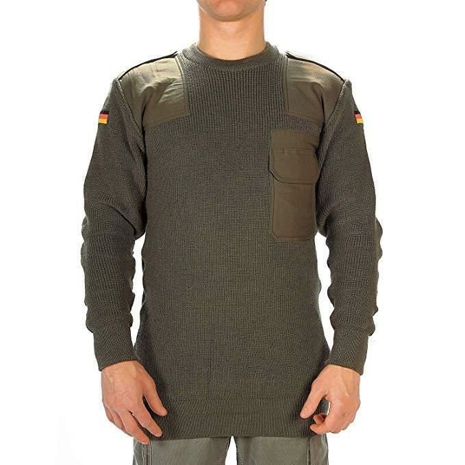Maglione in lana verde oliva verde militare tedesco con toppe rinforzate, tasca sul petto e stemma della bandiera tedesca sulle maniche.