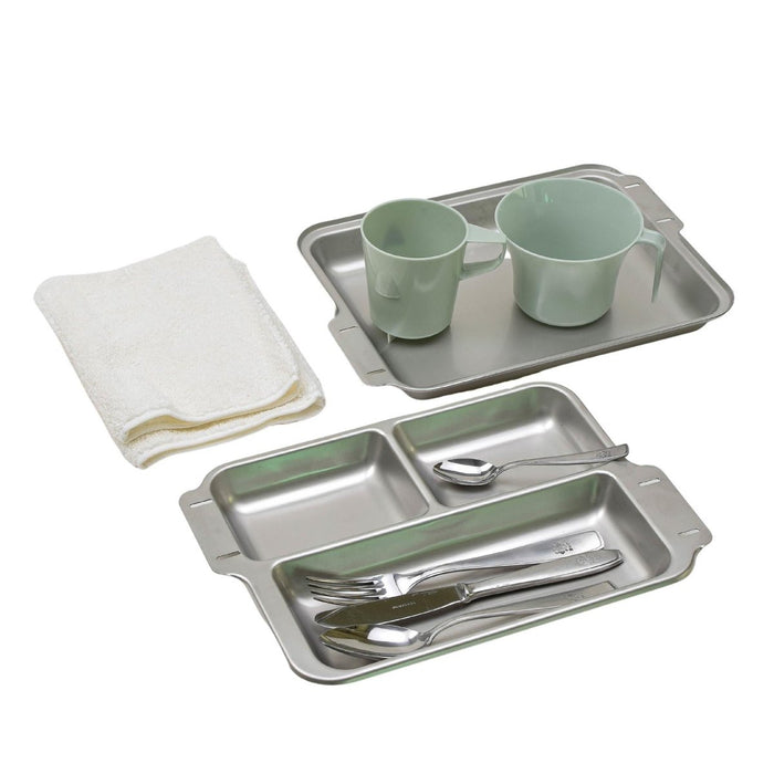 Set completo di utensili da campeggio militare tedesco con vassoi in acciaio inossidabile, bicchieri di plastica, posate e un asciugamano in tessuto di cotone.