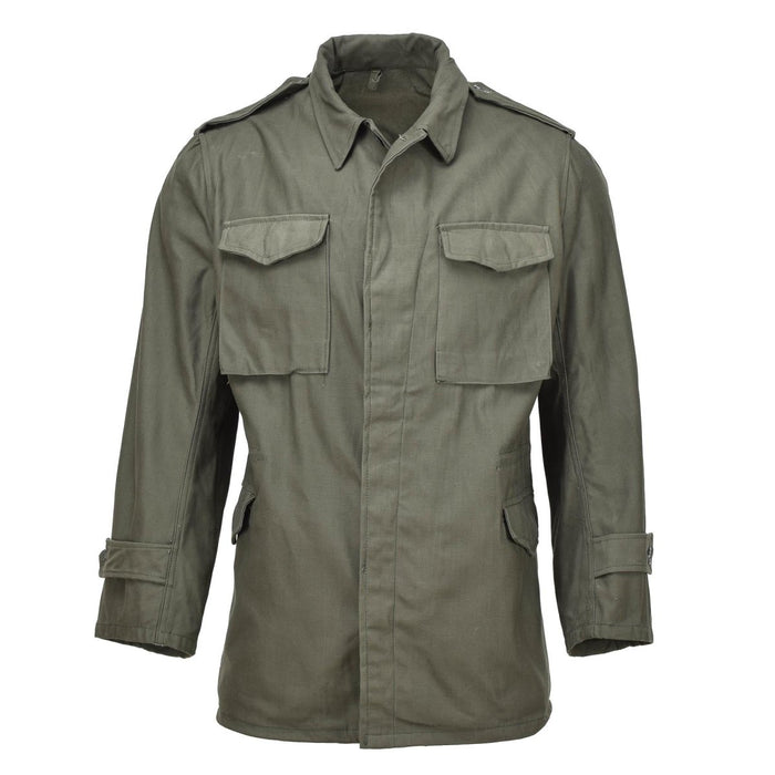 Vera giacca da campo militare greca M65 in verde oliva, resistente con tasche multiple e collo alto, classico stile surplus militare.