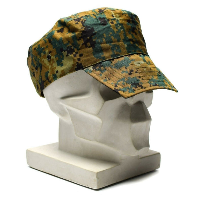 Berretto autentico dell'esercito della Guinee Bissau in tessuto ripstop mimetico digitale Savana con fori di ventilazione visualizzati su una testa di manichino.