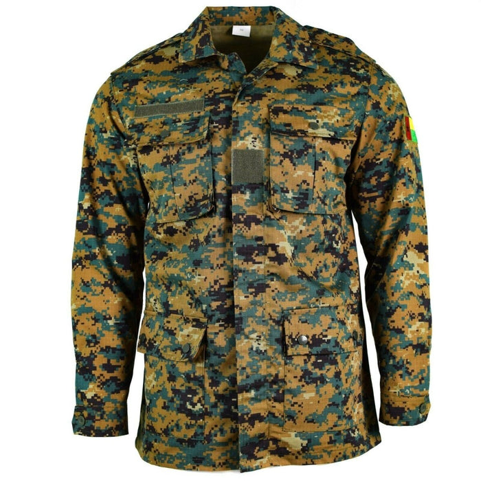 Giacca militare in vera Guinea Bissau in mimetica digitale RipStop savana con tasche multiple e dettagli militari.