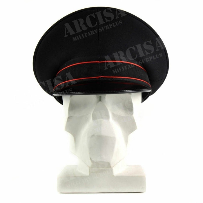 Autentico berretto con visiera nero della Polizia Militare dell'Esercito Italiano con finiture rosse e visiera esposta su una testa di manichino bianca.