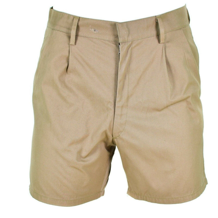 Pantaloncini militari kaki italiani autentici con cerniera frontale, passanti per cintura e tessuto traspirante e resistente per abbigliamento outdoor e casual.