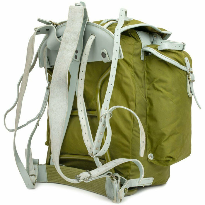 Zaino militare norvegese vintage con struttura in metallo, tela resistente e cinghie in pelle, progettato per un robusto uso all'aperto
