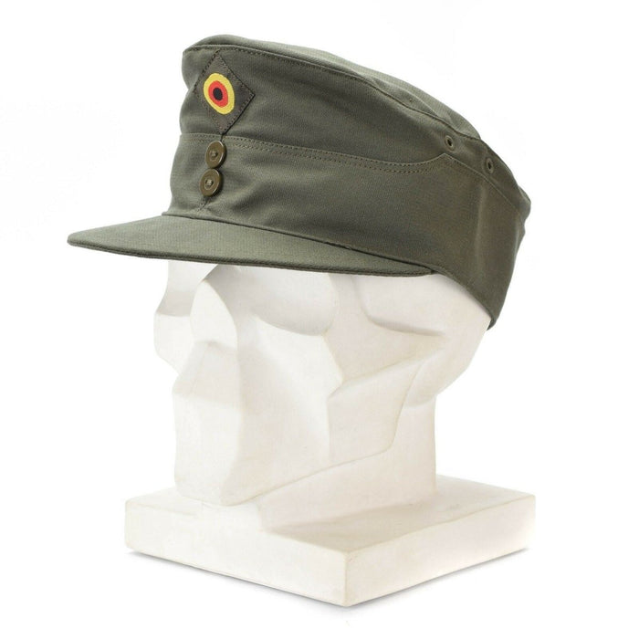 Berretto estivo originale dell'esercito tedesco verde oliva con visiera curva e insegne militari sul lato, esposte sulla testa del manichino.