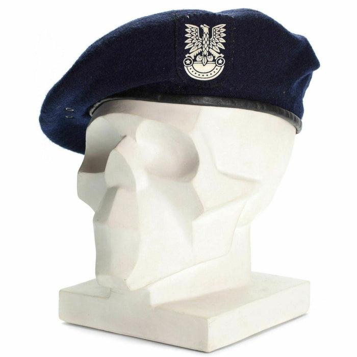 Berretto blu militare autentico polacco con emblema sulla testa di manichino bianco, che simboleggia onore e servizio