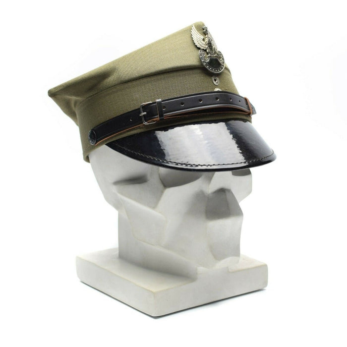 Autentico berretto militare polacco con visiera color oliva con stemma dell'aquila e sottogola regolabile, che simboleggia tradizione e onore.