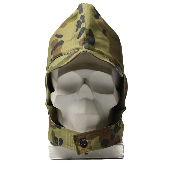 Berretto da campo mimetico a foglia M93 dell'esercito rumeno con patta sul collo regolabile per una protezione versatile dal sole e dagli elementi.