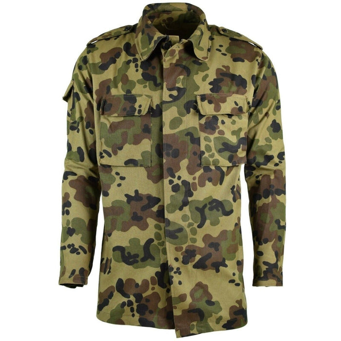 Giacca da campo M93 autentica dell'esercito rumeno con motivo a foglie mimetiche con tasche sul petto con bottoni e design in tessuto resistente.