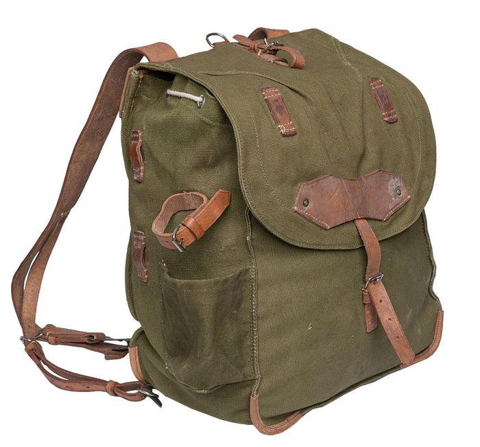 Zaino in tela verde oliva in surplus dell'esercito rumeno con spallacci regolabili in pelle e chiusura con fibbia.