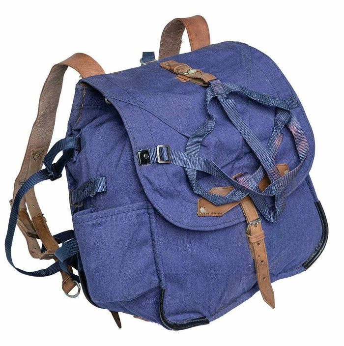 Zaino autentico dell'esercito rumeno in tela blu con cinghie in pelle e scomparti multipli per un uso esterno duraturo.
