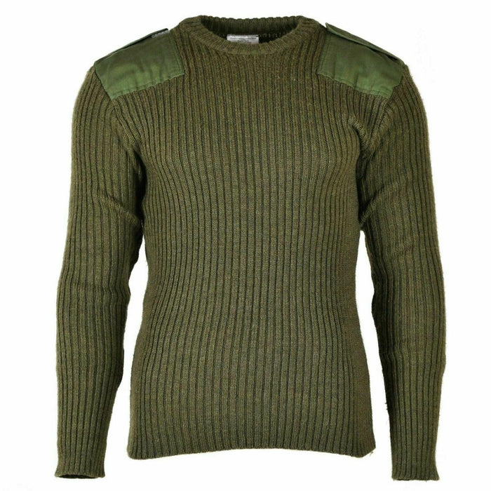 Maglione in lana verde oliva dell'esercito britannico con spalle e gomiti rinforzati, colletto, polsini e cintura a costine.