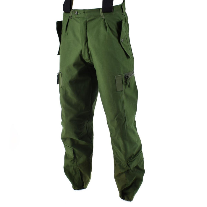 Autentici pantaloni BDU termici svedesi verde oliva con bretelle, progettati per climi freddi estremi e uso esterno robusto.