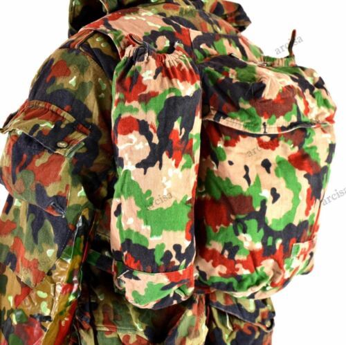 Zaino vintage da cecchino mimetico Alpenflage dell'esercito svizzero progettato per durabilità e avventure all'aria aperta.