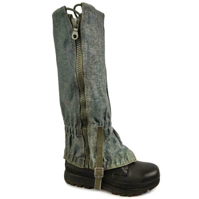 Ghette in vera lana militare svizzera di colore grigio con cerniera e cinturino, progettate per la stagione fredda e la protezione esterna.