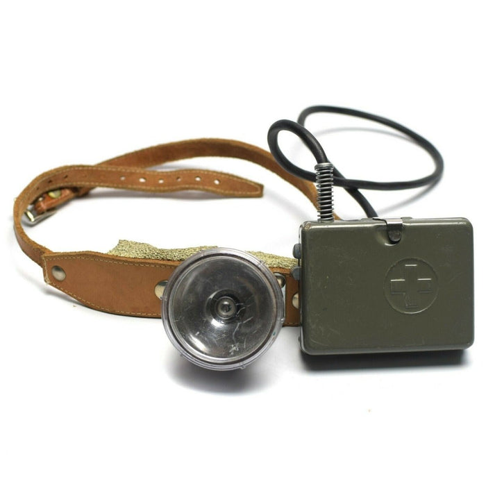 Lampada frontale militare vintage dell'esercito svizzero con cinturino in pelle e scatola per torcia in metallo dell'epoca della Guerra Fredda in Svizzera
