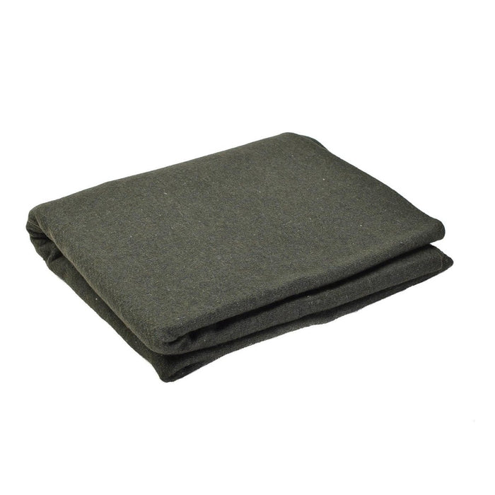 Coperta verde scuro piegata su sfondo bianco